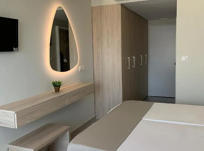 Pals Pefkos 公寓式酒店