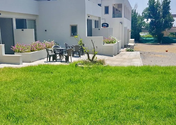 Pals Pefkos 公寓式酒店