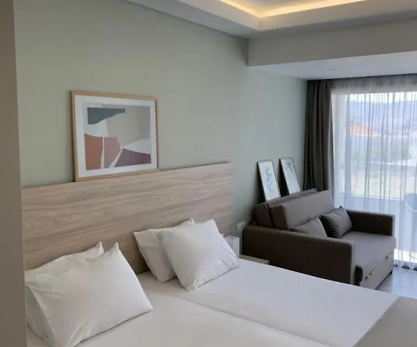 Pals Pefkos 公寓式酒店 3*