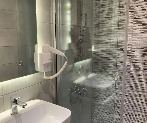 Pals Pefkos 公寓式酒店 3*