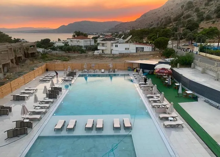 Pals Pefkos 公寓式酒店 3*